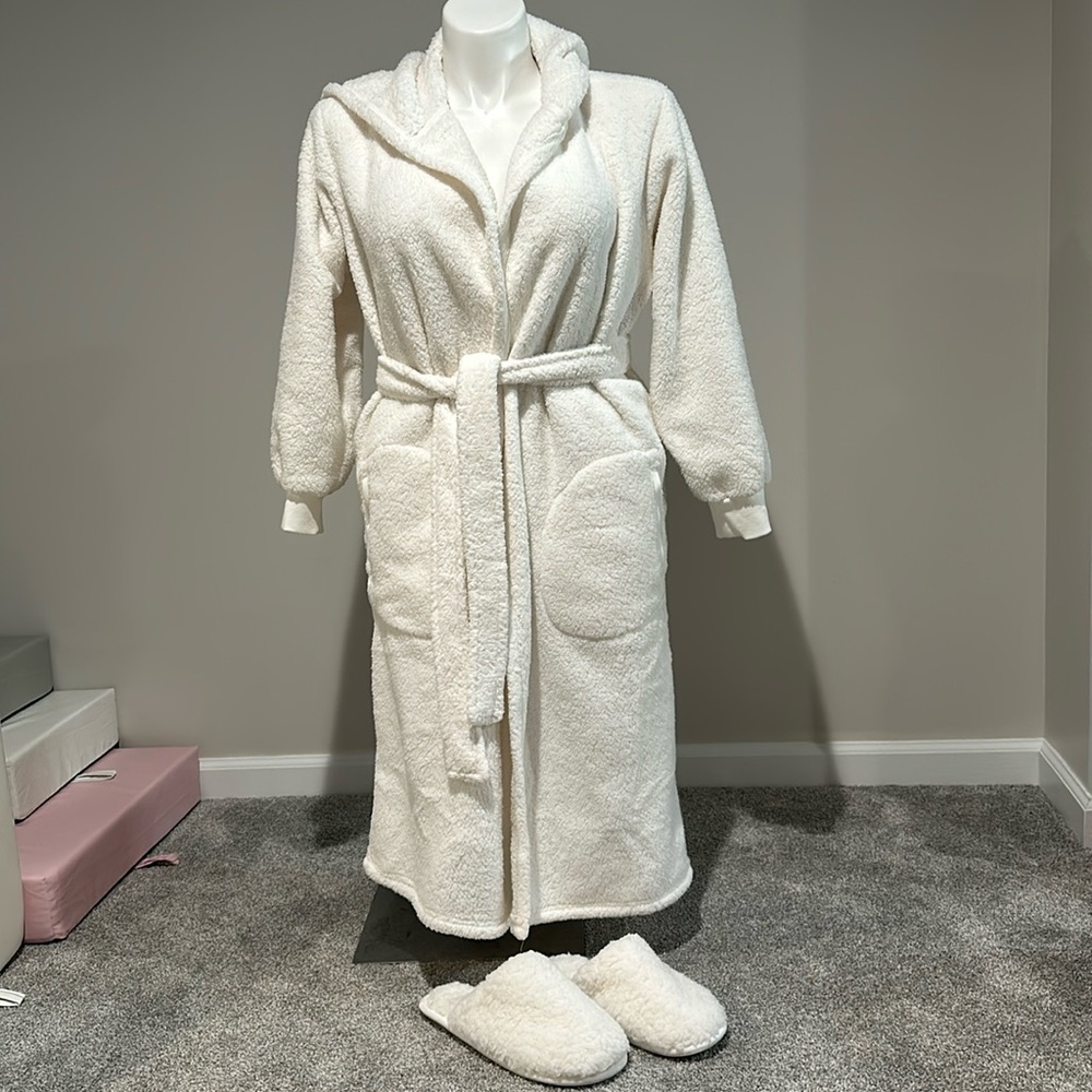 Pottery Barn White Sherpa Hooded Robe and matching Sherpa slippers NWOT